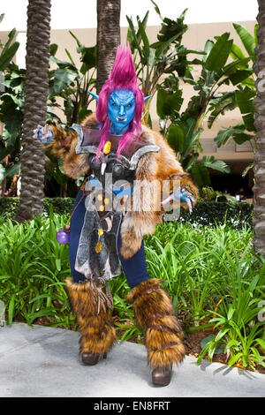 Cosplayer Jessica LG gekleidet wie ein Troll aus dem Video-Spiel World of Warcraft nach dem Cosplay 101-Panel auf der WonderCon. Stockfoto