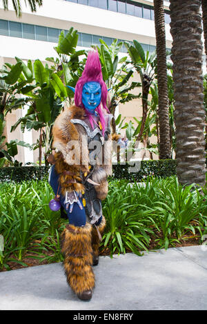 Cosplayer Jessica LG gekleidet wie ein Troll aus dem Video-Spiel World of Warcraft nach dem Cosplay 101-Panel auf der WonderCon. Stockfoto