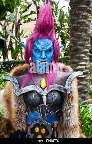 Cosplayer Jessica LG gekleidet wie ein Troll aus dem Video-Spiel World of Warcraft nach dem Cosplay 101-Panel auf der WonderCon. Stockfoto