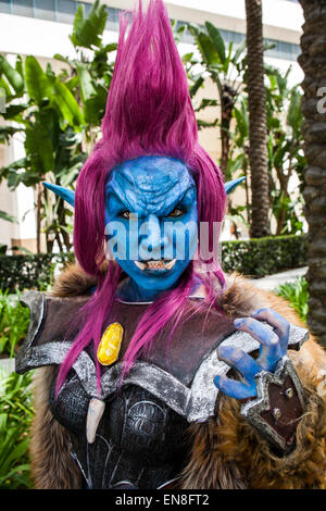 Cosplayer Jessica LG gekleidet wie ein Troll aus dem Video-Spiel World of Warcraft nach dem Cosplay 101-Panel auf der WonderCon. Stockfoto