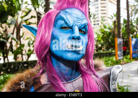 Cosplayer Jessica LG gekleidet wie ein Troll aus dem Video-Spiel World of Warcraft nach dem Cosplay 101-Panel auf der WonderCon. Stockfoto