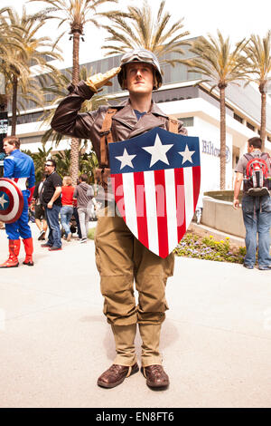 Ein Cosplayer verkleidet als klassische Captain America bei Wondercon in Anaheim, Kalifornien. Stockfoto