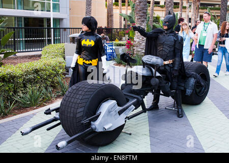 Zwei Cosplayer als verschiedene Versionen von Batman mit einem Nachbau des Batcycle auf der Wondercon 2014 Convention gekleidet. Stockfoto