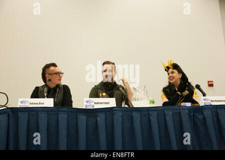 Cosplayer Johnny Bias, Andrew Fogel, Dina Kampmeyer erläutert die unterschiedlichen Genres auf dem Steampunk-Panel auf der WonderCon. Stockfoto