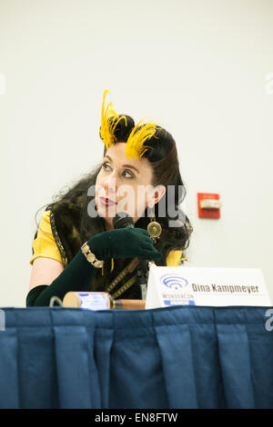 Cosplayer Dina Kampmeyer erläutert die unterschiedlichen Genres auf dem Steampunk-Panel auf der WonderCon 2014. Stockfoto