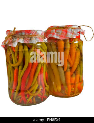 Zwei Gläser mit hausgemachten bunten Peperoni. Stockfoto