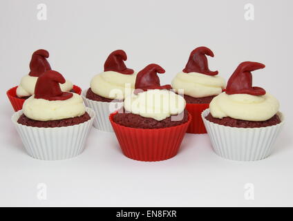 Red Velvet Cupcakes mit Cream Cheese Frosting isoliert Stockfoto