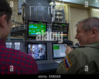 Expedition 43 russische Kosmonauten Gennadi Padalka der russischen Federal Space Agency (Roskosmos), Bildschirm links, Mikhail Kornienko von Roskosmos, Bildschirm rechts, werden auf einem Monitor außerhalb der Sojus-Simulator gesehen, wie sie und NASA Astronaut Scott Kelly an ihren zweiten Tag der Qualifikation Prüfungen Donnerstag, 5. März 2015 der Gagarin Kosmonauten Training Center (GCTC) Sojus-Schulungseinrichtung in Star City teilnehmen Russland. Das Trio bereitet für den Start zur internationalen Raumstation ISS in ihrem Raumschiff Sojus TMA - 16 M vom Weltraumbahnhof Baikonur in Kasachstan 28. März, kasachische Zeit. Wie die-ye Stockfoto