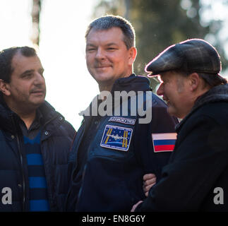 Der Kosmonaut Alexander Samokutyaev von Roscosmos, der kürzlich von der Internationalen Raumstation zurückgekehrt ist, verabschiedet sich von der Expedition 43 im Gagarin Cosmonaut Training Center in Star City, Russland. Die Besatzung der Expedition 43, darunter der NASA-Astronaut Scott Kelly und die russischen Kosmonauten Mikhail Kornienko und Gennady Padalka, bereitet sich auf den Start zur ISS an Bord der Sojus TMA-16M vor Stockfoto