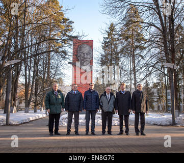 Expedition 43 backup Crew-Mitglieder: Jeff Williams der NASA, links, Alexei Ovchinin und Sergei Volkov von der russischen Federal Space Agency (Roskosmos), posieren für ein Foto mit Expedition 43 erstklassige Crew-Mitglieder: NASA Astronaut Scott Kelly und russischen Kosmonauten Gennadi Padalka und Mikhail Kornienko von Roskosmos vor seiner Abreise die Gagarin Kosmonauten Training Center (GCTC) in Star City, Russland, nach Baikonur , Kasachstan, Samstag, 14. März 2015. Die Expedition 43 Crew bereitet für ihren Start zur internationalen Raumstation ISS in das Raumschiff Sojus TMA - 16 M vom Weltraumbahnhof Baikonur Stockfoto