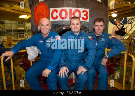 Die Besatzungsmitglieder der Expedition 43, darunter Jeff Williams, Alexey Ovchinin und Sergei Volkov, nahmen an einer Überprüfung der Sojus-Raumfahrzeuge auf dem Kosmodrome Baikonur in Kasachstan vor ihrer Mission zur Internationalen Raumstation Teil. Stockfoto