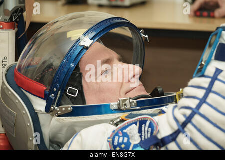In Vorbereitung auf den Start zur Internationalen Raumstation 43 werden die Besatzungsmitglieder Scott Kelly, Gennady Padalka und Mikhail Kornienko vor dem Start auf dem Kosmodrome Baikonur in Kasachstan kritisch überprüft. Die Besatzung, zu der Astronauten der NASA und Roscosmos gehören, bereitete sich auf ihre einjährige Mission an Bord der ISS vor. Stockfoto