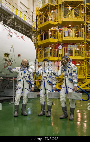 Die Mitglieder der Expedition 43, Jeff Williams, Alexey Ovchinin und Sergei Volkov, nehmen an einem Sojus TMA-16M Fit Check am Baikonur Cosmodrome vor dem Start zur Internationalen Raumstation Teil. Stockfoto