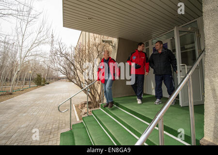 Die Besatzungsmitglieder Jeff Williams, Sergei Volkov und Alexey Ovchinin bereiten sich auf ihre Rollen als Teil der Expedition 43 vor und unterstützen die Mission der Hauptbesatzung zur Internationalen Raumstation. Stockfoto
