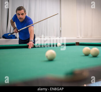 Expedition 43 russische Kosmonaut Mikhail Kornienko der russischen Federal Space Agency (Roskosmos) spielt Pool mit NASA Astronaut Scott Kelly im Hotel Kosmonaut, Donnerstag, 19. März 2015 in Baikonur, Kasachstan. Kelly, Kornienko und russische Kosmonaut Gennady Padalka bereiten Start zur internationalen Raumstation ISS in ihrem Raumschiff Sojus TMA - 16 M vom Weltraumbahnhof Baikonur in Kasachstan 28. März, kasachische Zeit. Wie die ein-Jahres-Crew wird Kelly und Kornienko zur Erde auf Sojus TMA - 18 M im März 2016 zurückkehren.  (NASA/Bill Ingalls) Stockfoto