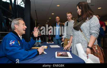 ESA (European Space Agency) Astronaut Jean-Francois Clervoy Autogramme im Rahmen einer Veranstaltung zum 25. Jubiläum des Hubble-Weltraumteleskops Samstag, 25. April 2015 an des Smithsonian Steven F. Udvar-Hazy Center in Chantilly, Virginia.  Clervoy flog über die Raumfähre Discovery am Hubble Servicing Mission 3A im Jahr 1999. Stockfoto