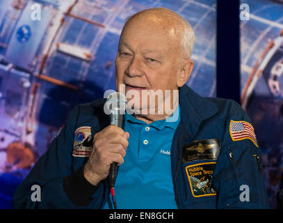 Bruce McCandless, ehemaliger NASA-Astronaut und Missionsspezialist auf STS-31, nimmt an einer Podiumsdiskussion zum 25. Jahrestag des Hubble-Weltraumteleskops Teil. Stockfoto