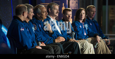 Ehemaliger NASA-Astronaut Mike Massimino, zweiter von links, spricht während einer Podiumsdiskussion als Teil einer Veranstaltung zum 25. Jubiläum des Hubble Space Telescope, Samstag, 25. April 2015 an des Smithsonian Steven F. Udvar-Hazy Center in Chantilly, Virginia Massamino, entlang wird, dass eine Diskussion über die endgültige Wartungsmission zum Hubble-Weltraumteleskop Kollegen STS-125 Kameraden John Grunsfeld, Michael T. Good, Scott Altman, Gregory C. Johnson, Megan McArthur Behnken und Andrew Feustel teilgenommen. Stockfoto