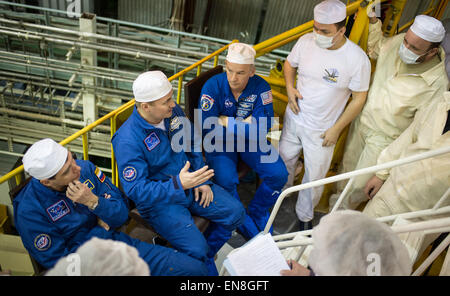 Expedition 43 backup Crew-Mitglieder: russische Kosmonauten Sergei Volkov, links, und Alexey Ovchinin des russischen Federal Space Agency (Roskosmos) und NASA Astronaut Jeff Williams, rechts, während die Endkontrolle des Raumschiffs Sojus TMA - 16M, Montag, 23. März 2015 am Weltraumbahnhof Baikonur in Kasachstan sprechen. NASA Astronaut Scott Kelly und russischen Kosmonauten Mikhail Kornienko und Gennady Padalka der russischen Federal Space Agency (Roskosmos) sollen zur internationalen Raumstation ISS in das Raumschiff Sojus TMA - 16 M vom Weltraumbahnhof Baikonur in Kasachstan starten Sie 28. März, Kazak Stockfoto