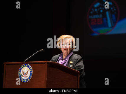 US-Senator Barbara A. Mikulski (D -MD) spricht bei einer Veranstaltung zum 25. Jahrestag des Hubble Space Telescope, Dienstag, 21. April 2015 im Besucherzentrum Capitol Hill in Washington, DC. National Geographic Dokumentarfilm "Hubbles kosmische Reise" zeigte sich bei der Veranstaltung, die von Kongressmitgliedern, NASA-Mitarbeiter und National Geographic-Mitarbeitern besucht wurde. Hubble-Weltraumteleskop der NASA wurde 24. April 1990 ins Leben gerufen, an Bord der Raum shuttle Discovery vom Kennedy Space Center in Florida und hat mehr als 1,2 Millionen Beobachtungen seit seiner Mission begann. Stockfoto