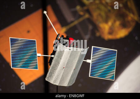 Ein Modell des Raumschiffs MErcury Surface, Raum Umwelt, Geochemie und reichen (MESSENGER) ist bei einer Veranstaltung gesehen, um den Abschluss der Mission MESSENGER Donnerstag, 16. April 2015 im NASA-Hauptquartier in Washington, DC zu feiern. Diskussionsteilnehmer auf der Veranstaltung gemeinsam wissenschaftliche Erkenntnisse und technische Errungenschaften der mehr als 10 Jahre lange Mission. MESSENGER wird voraussichtlich mit einer Geschwindigkeit von mehr als 8.750 Meilen pro Stunde in Richtung Ende April 2015 in Quecksilber kollidieren. Stockfoto