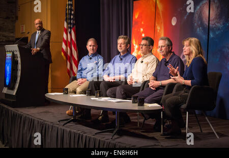 NASA-Chefwissenschaftlerin Ellen Stofan leitet eine Diskussion über die NASA-Suche nach Wasser und bewohnbaren Planeten im Sonnensystem und darüber hinaus. Das Gremium umfasst wichtige NASA-Experten, die Einblicke in jüngste Entdeckungen und Weltraumforschungsmissionen austauschen. Stockfoto