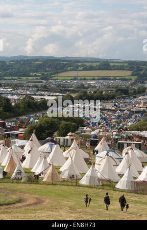 GLASTONBURY, UK - 28 Juni: Familie gehen in Richtung Tipi-Zelte beim Glastonbury Festival am 28. Juni 2014 bei Pilton Farm, Somerset. Stockfoto