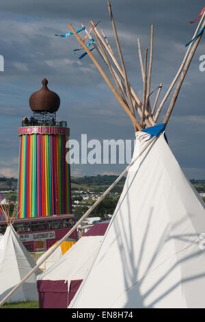 GLASTONBURY, UK - 28 Juni: Tipi-Zelte und Turm beim Glastonbury Festival am 28. Juni 2014 bei Pilton Farm, Somerset. Stockfoto