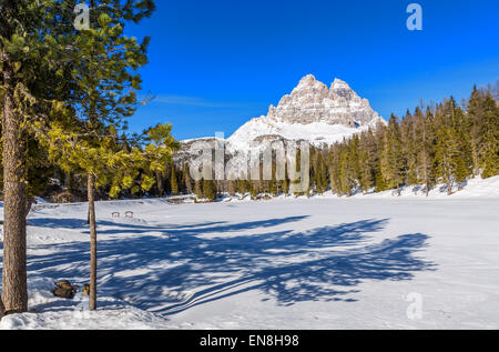 Zugefrorenen See - Antorno - mit den Tre Cime di Lavaredo im Hintergrund, Dolomiten, Italien Stockfoto