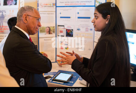 NASA Adminsitrator Charles Bolden, links, hört wie Trisha Prabhu, 14 aus Naperville, Illinois, spricht über ihr Projekt auf der fünften White House Science Fair auf Montag, 23. März 2015 in Washington, DC.  Prabhu entwickelte einen Computer Programm namens "Überdenken", dass Allerts eines Benutzers, wenn eine ausgehende Nachricht möglicherweise beleidigend oder verletzend Sprache enthält.  Sie war durchstreifen, ihr Projekt auf der 2014 Google Science Fair zu präsentieren. Stockfoto