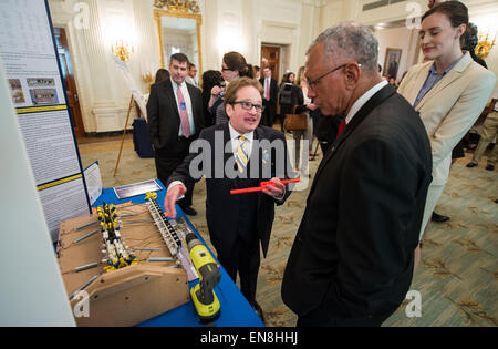 Hary Paul, 18, von Port Washington, New York, spricht mit NASA-Administrator Charles Bolden, Recht, über seinen Entwurf für eine neue Art von spinalen Implantat, junge Menschen mit Skoliose, während der fünfte White House Science Fair am Montag, 23. März 2015 in Washington, DC zu helfen.  Pauls Implantat könnte möglicherweise die Anzahl der Operationen, die notwendig zur Behandlung von Skoliose senken. Stockfoto