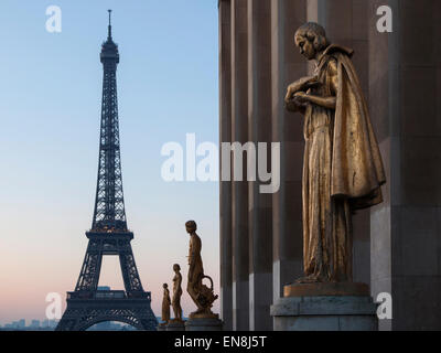 Statuen vor dem Eiffelturm Stockfoto