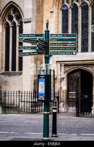 Touristische Attraktionen Wegweiser außerhalb St. Helena Kirche, Stonegate, York, England, UK Stockfoto