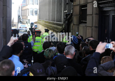 Liverpool, Vereinigtes Königreich. 29. April 2015. Trotz Räumung Gerichtsbeschluss vorbei, die Liebe Aktivisten, bleiben innen und kündigte ihre Forderungen über PA-System um 15:00 heute. Zu verschiedenen Zeiten ganz aufgeführt am Nachmittag die Polizei versuchte, geben und kommunizieren mit den Aktivisten und Obdachlosen innen Grade 1 Gebäude, mit wenig Erfolg. Sie haben besetzen die alte Bank of England auf Castle Street seit 18. April und habe das Gebäude Haus Obdachlose und Straße Menschen, indem Sie ihnen Schutz und Nahrung. Das Gebäude ist seit 11 Jahren leer. Bildnachweis: David Colbran/Alamy Live-Nachrichten Stockfoto