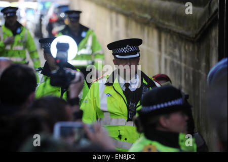 Liverpool, Vereinigtes Königreich. 29. April 2015. Trotz Räumung Gerichtsbeschluss vorbei, die Liebe Aktivisten, bleiben innen und kündigte ihre Forderungen über PA-System um 15:00 heute. Zu verschiedenen Zeiten ganz aufgeführt am Nachmittag die Polizei versuchte, geben und kommunizieren mit den Aktivisten und Obdachlosen innen Grade 1 Gebäude, mit wenig Erfolg. Sie haben besetzen die alte Bank of England auf Castle Street seit 18. April und habe das Gebäude Haus Obdachlose und Straße Menschen, indem Sie ihnen Schutz und Nahrung. Das Gebäude ist seit 11 Jahren leer. Bildnachweis: David Colbran/Alamy Live-Nachrichten Stockfoto