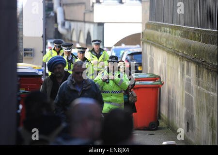 Liverpool, Vereinigtes Königreich. 29. April 2015. Trotz Räumung Gerichtsbeschluss vorbei, die Liebe Aktivisten, bleiben innen und kündigte ihre Forderungen über PA-System um 15:00 heute. Zu verschiedenen Zeiten ganz aufgeführt am Nachmittag die Polizei versuchte, geben und kommunizieren mit den Aktivisten und Obdachlosen innen Grade 1 Gebäude, mit wenig Erfolg. Sie haben besetzen die alte Bank of England auf Castle Street seit 18. April und habe das Gebäude Haus Obdachlose und Straße Menschen, indem Sie ihnen Schutz und Nahrung. Das Gebäude ist seit 11 Jahren leer. Bildnachweis: David Colbran/Alamy Live-Nachrichten Stockfoto