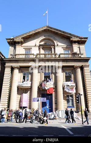 Liverpool, Vereinigtes Königreich. 29. April 2015. Trotz Räumung Gerichtsbeschluss vorbei, die Liebe Aktivisten, bleiben innen und kündigte ihre Forderungen über PA-System um 15:00 heute. Zu verschiedenen Zeiten ganz aufgeführt am Nachmittag die Polizei versuchte, geben und kommunizieren mit den Aktivisten und Obdachlosen innen Grade 1 Gebäude, mit wenig Erfolg. Sie haben besetzen die alte Bank of England auf Castle Street seit 18. April und habe das Gebäude Haus Obdachlose und Straße Menschen, indem Sie ihnen Schutz und Nahrung. Das Gebäude ist seit 11 Jahren leer. Bildnachweis: David Colbran/Alamy Live-Nachrichten Stockfoto