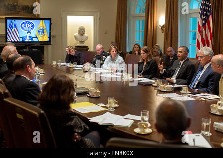 Präsident Barack Obama trifft sich mit Kabinettsmitglieder auf der inländischen Reaktion auf Ebola, in das Cabinet Room des weißen Hauses, Oct.15, 2014. Dr. Tom Frieden, Direktor des Centers for Disease Control and Prevention, beteiligt sich per video Telefonkonferenz. Stockfoto