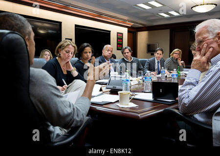 Präsident Barack Obama beruft ein Treffen mit Vizepräsident Joe Biden im Situation Room des weißen Hauses, Samstag, 18. Oktober 2014 Ebola-Update. Am Tisch von links, sind: Lisa Monaco, Assistent des Präsidenten für innere Sicherheit und Bekämpfung des Terrorismus; National Security Advisor Susan E. Rice; Homeland Security Secretary Jeh Johnson; Tony Blinken, stellvertretenden nationalen Sicherheitsberater;  Dr. Thomas Frieden, Direktor des Centers for Disease Control and Prevention; Jennifer Palmieri, Direktor für Kommunikation; und Health And Human Services Secretary Sylvia Mathews Burwell. Stockfoto