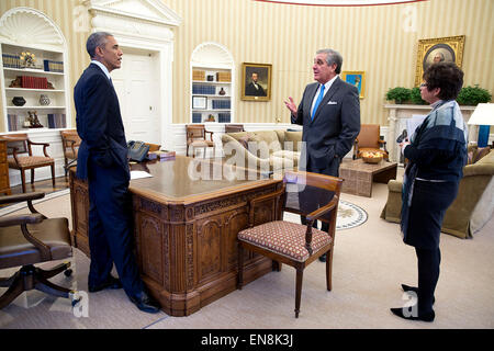 Präsident Barack Obama trifft sich mit Jerry Abramson, Direktor des zwischenstaatlichen Angelegenheiten und Senior Advisor Valerie Jarrett im Oval Office, 18. November 2014. Stockfoto