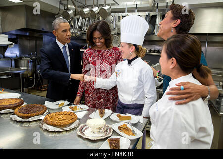 Präsident Barack Obama Faust Beulen Executive Pastry Chef Susie Morrison nach Probenahme Torten mit First Lady Michelle Obama, ABC Nachrichten Anker Robin Roberts und Executive Chef Cris Comerford in einem Interview über Thanksgiving in der Küche des weißen Hauses, 19. November 2014. Stockfoto