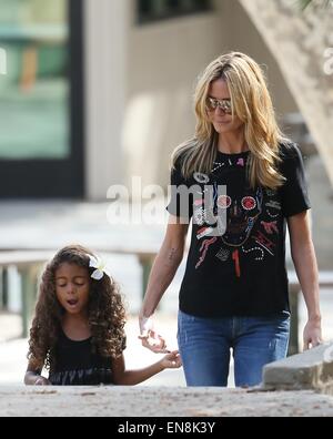 Heidi Klum nimmt ihre Kinder Fußball üben Featuring: Heidi Klum, Lou Samuel Where: Los Angeles, California, Vereinigte Staaten von Amerika bei: 25. Oktober 2014 Stockfoto