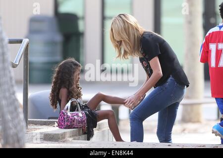 Heidi Klum nimmt ihre Kinder Fußball üben Featuring: Heidi Klum, Lou Samuel Where: Los Angeles, California, Vereinigte Staaten von Amerika bei: 25. Oktober 2014 Stockfoto