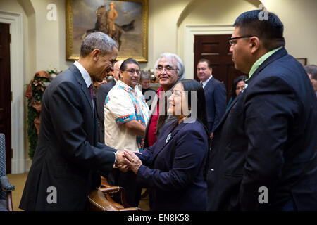 Präsident Barack Obama grüßt Christina Danforth, Vorsitzende Oneida Nation of Wisconsin, zu Beginn einer Sitzung mit Stammesführern auf wichtige Probleme zu Indianerland, vor dem weißen Haus Tribal Nation Konferenz im Roosevelt Room des weißen Hauses, 2. Dezember 2014. Auf der Suche, von links, sind Joseph M. Chavarrin, Gouverneur von Santa Clara Pueblo, Darrin alte Coyote, Vorsitzender Crow Nation und Jerry Issac, Ko-Vorsitzender, Verband der Ureinwohner Alaskas. Stockfoto