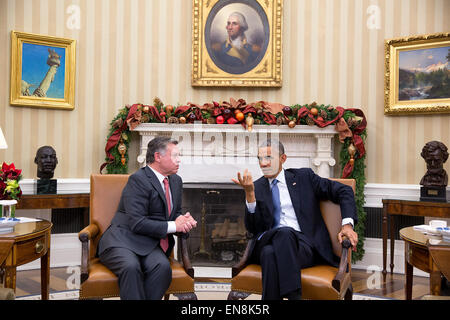 Präsident Barack Obama trifft sich mit König Abdullah II von Jordanien im Oval Office, 5. Dezember 2014. Stockfoto