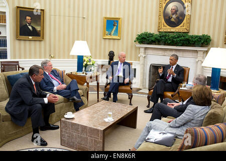 Präsident Barack Obama und Vize-Präsident Joe Biden Treffen mit Zweikammersystem Führung des Kongresses in der Außenpolitik, im Oval Office, 9. September 2014. Sitzen mit ihnen, sind von links, House Speaker John Boehner, R-Ohio; Senat Minderheitenführer Mitch McConnell, R -KY; Senate Majority Leader Harry Reid, D -Nev;  und demokratische Minorität-Führer Nancy Pelosi, D -Calif. Stockfoto
