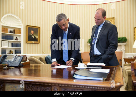 Präsident Barack Obama verleiht mit Ben Rhodes, stellvertretender nationaler Sicherheitsberater für strategische Kommunikation im Oval Office, 10. September 2014. Stockfoto