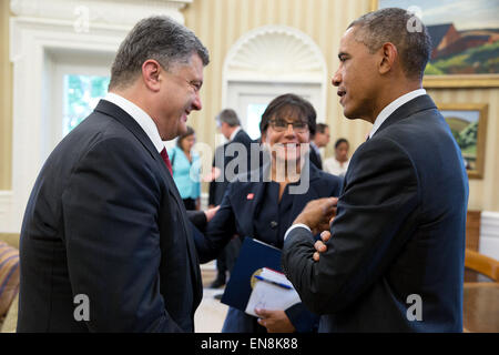 Präsident Barack Obama spricht mit Präsident Petro Poroshenko der Ukraine und Handelsminister Penny Pritzker nach einem bilateralen Treffen im Oval Office, 18. September 2014. Stockfoto