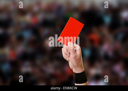 Der Schiedsrichter zeigt eine rote Karte während eines Fußballspiels, schließen sich. Stockfoto