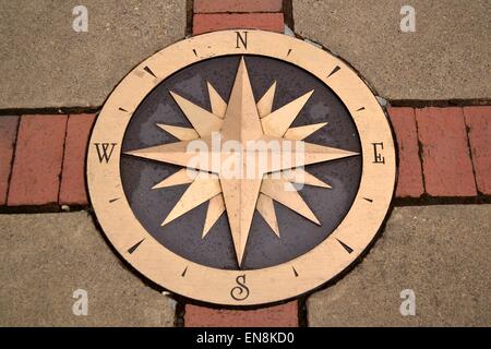Windrose, eingebettet in einem Innenhof Stockfoto